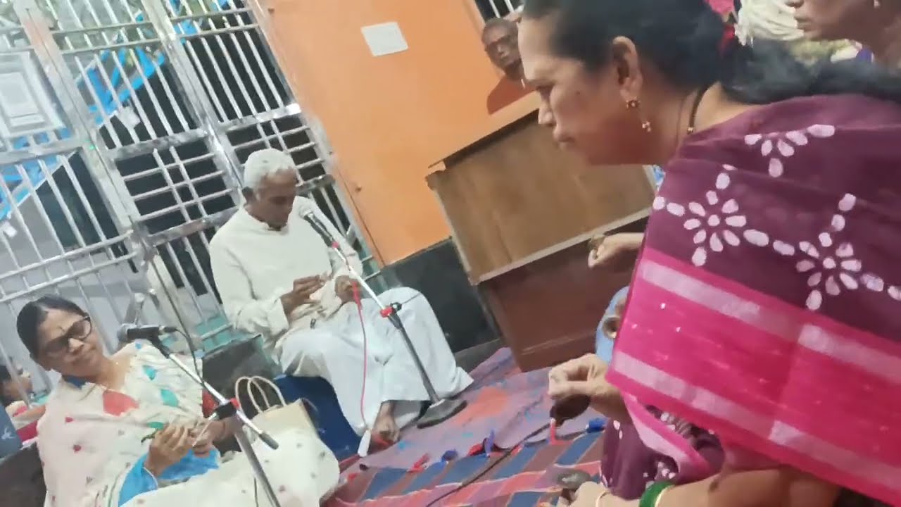 శనివారం వెంకటేశ్వర స్వామి పాట చక్కగా పాడుతున్నారు చూడండి వినండి లైక్ కొట్టండి 