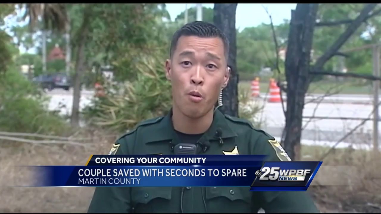Off-duty firefighter and deputy rescue couple from burning car - YouTube