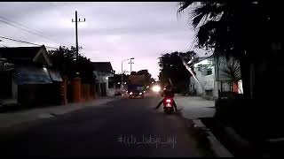 Story wa Kompilasi Truck Oleng parah muat Sengon