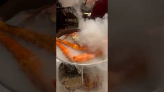 Подача камчатского краба и магаданских креветок в ресторане Atlantica seafood #блюдо #crab #shrimp