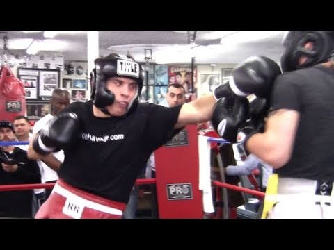 Video: Julio Cesar Chavez, Jr. Neto vrijednost: Wiki, oženjen, obitelj, vjenčanje, plaća, braća i sestre