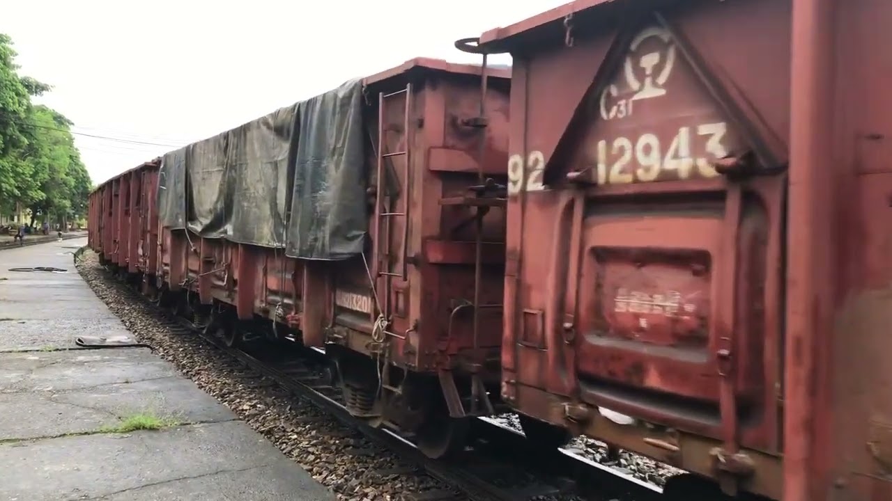 D10h028 kéo tàu hàng h2735 rời ga