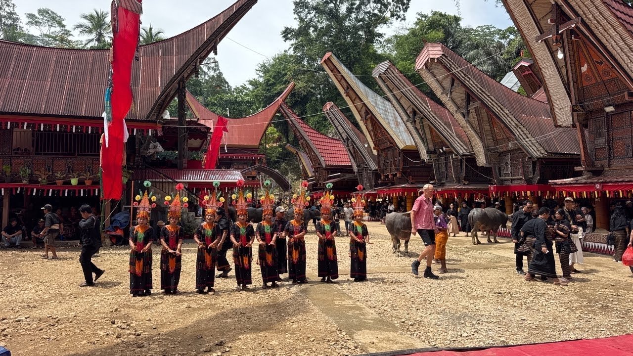 Katongkonan Rambu Solo pemakaman Almh. Dorkas Rambung (Nek Erni) dan ...