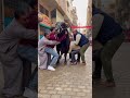 مشهد أربعة رجال في شوارع مصر يحاولون حمل ثور ضخم يزن حوالي 3000 طنا Shortsfeed Funny 