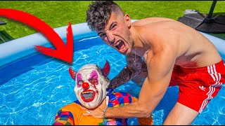 AHOGAMOS AL PAYASO ASESINO EN MI NUEVA PISCINA !! *ACABO CON EL* Makiman