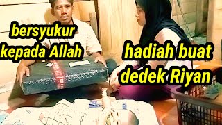 unboxing paket dari hamba Allah, hadiah buat dedek Riyan