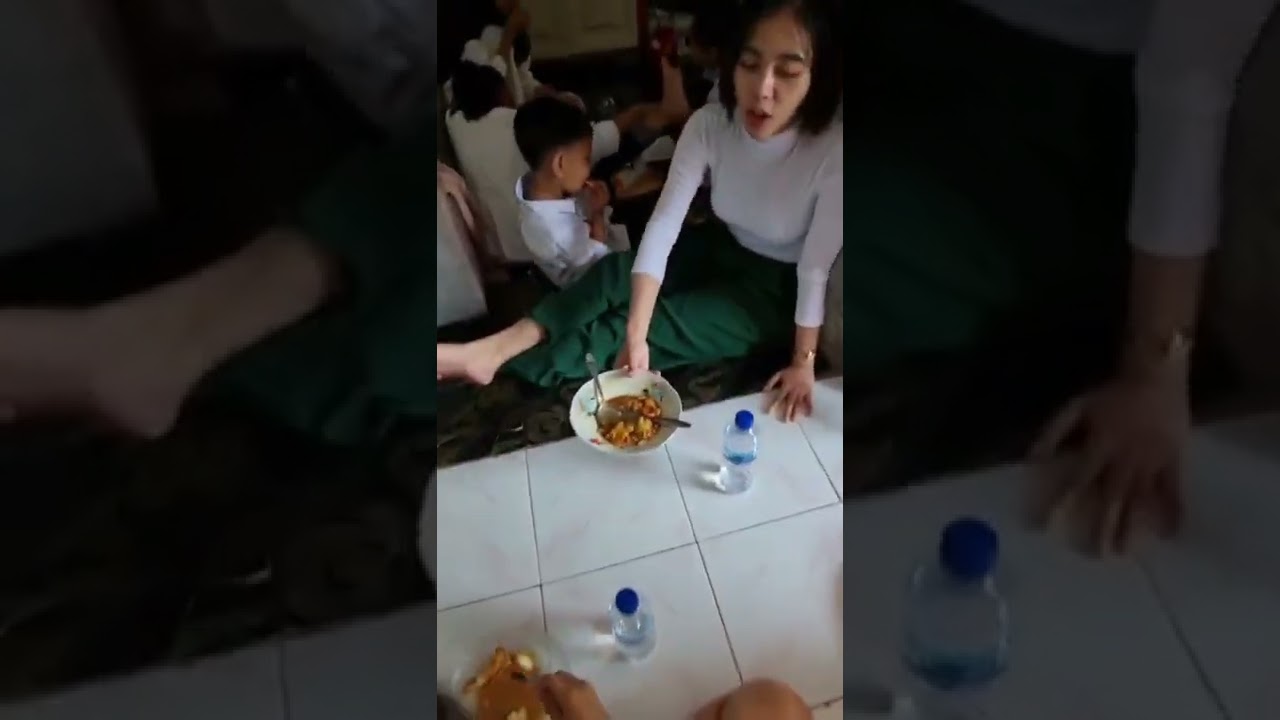 Watch MAKAN LONTONG SAYUR SETELAH SHOLAT IDUL FITRI BERSAMA KELUARGA on YouTube Watch MAKAN LONTONG SAYUR SETELAH SHOLAT IDUL FITRI BERSAMA KELUARGA on YouTube