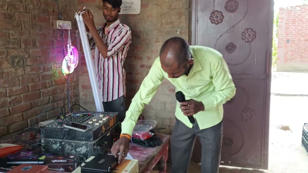 नया सामान नया साउंड चेक करते हुएA.K. लाइट हाउस सोनाही प्रतापगढ़