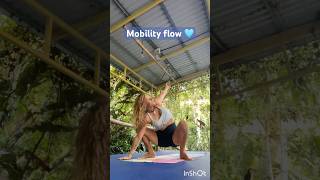 Hip mobility 🩵 #dailyyogapractice #creativeflow #movement #yogaflow