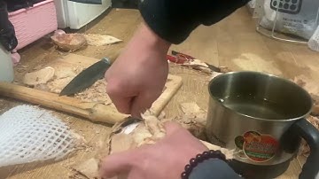 Hướng dẫn cách tách vỏ dưa non làm mứt cực kì đơn giản tại nhà bằng dao và thìa nhựa