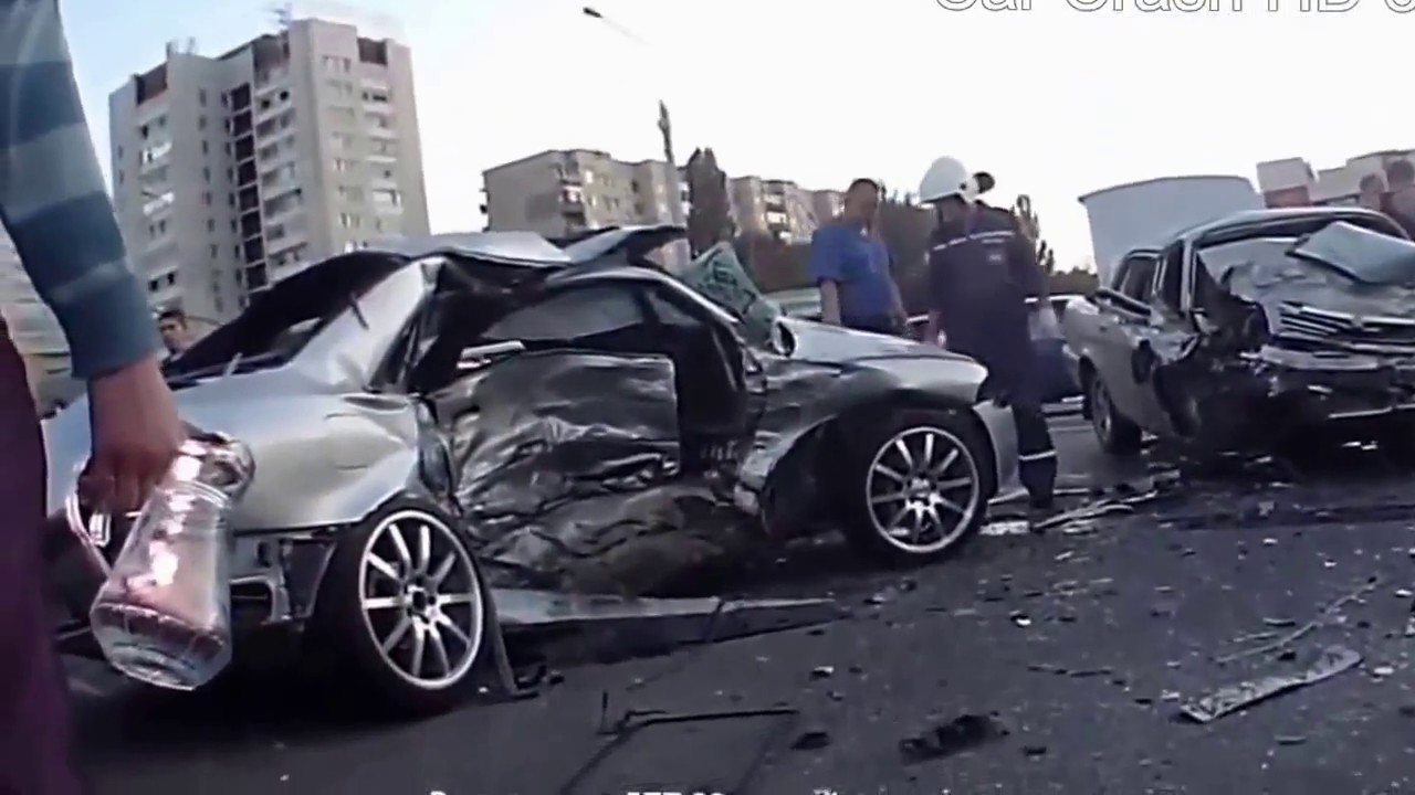Люди после автомобильной аварии