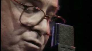 Video thumbnail of "João Gilberto - Se é por falta de adeus -  São Paulo - 1994"