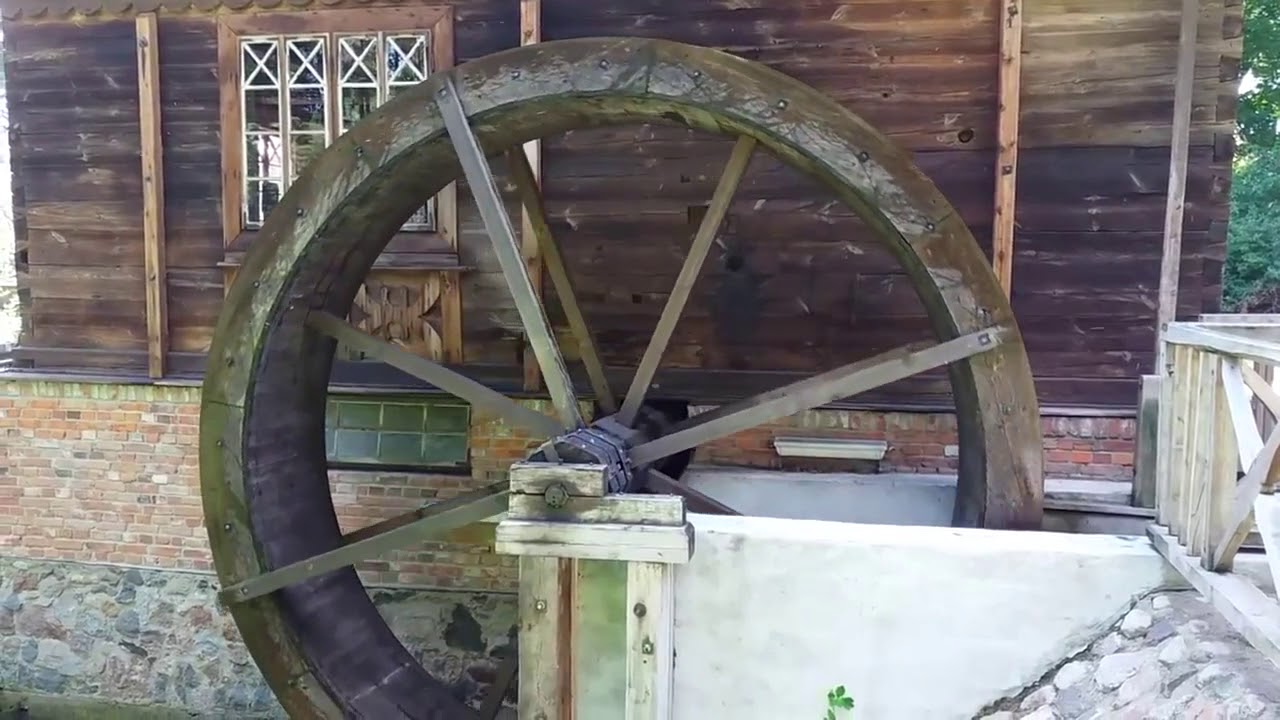 Jak się dawniej zboże na mąkę mieliło. Młyn wodny.  Watermill.  Akvomuelejo.  Ciechanowiec