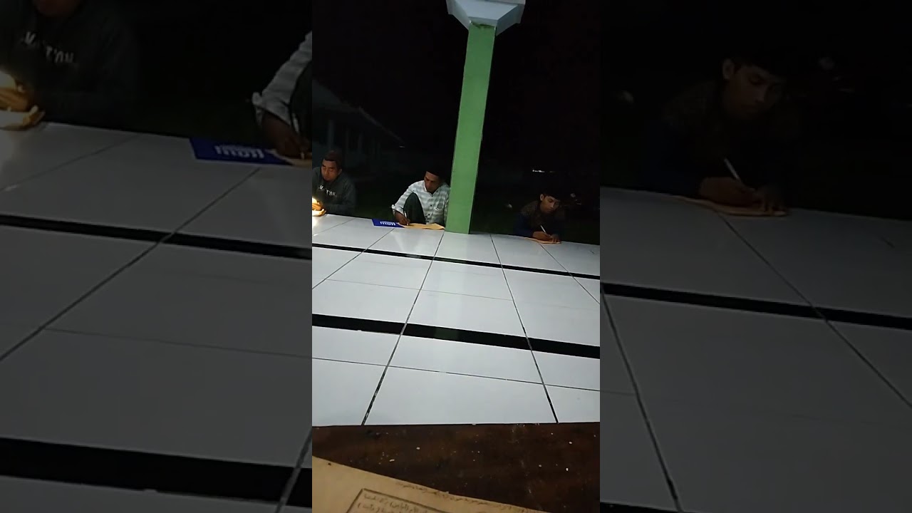 لفي بهم لنا خلف بيوتنا جاء أخوه يشتد ويسرع في المشي فقال ذاك أخي القرشي قد جاءه رجلان أي ملكان في ص