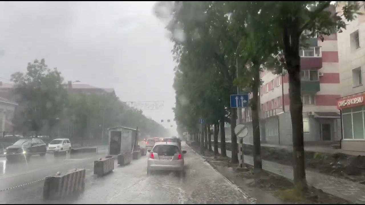 Ливень в ростове. Глубина подтопления на пешеходном переходе. Кладбище хутор ленина затопило. Потоп на улице содружества ростов на дону. Потоп в петербурге.