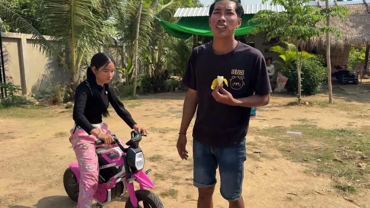 មើលក្មេងៗជិះម៉ូតូ