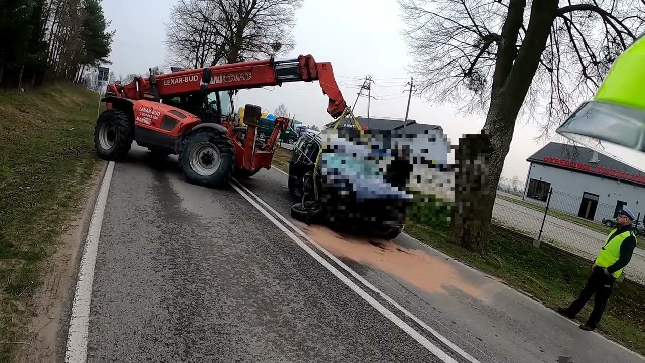 [ALARMOWO] Passat uderzył w drzewo w Nowcu.