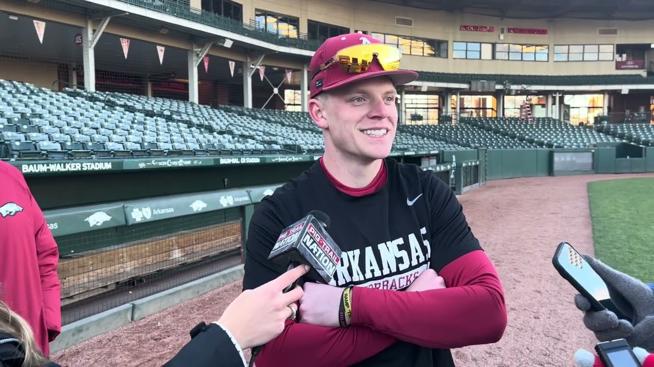 Майка Ню обсуждает свой хоумран на 462 фута во время тренировочной игры «Хогс».