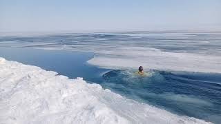 Отработка навыков плавания в лыжах на случай проваливания под лед.