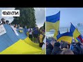 Підтримує весь світ! Як люди за кордоном виходять на мітинги в підтримку України