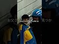 道に迷った幼い子供を見た配達員の感動的な行動