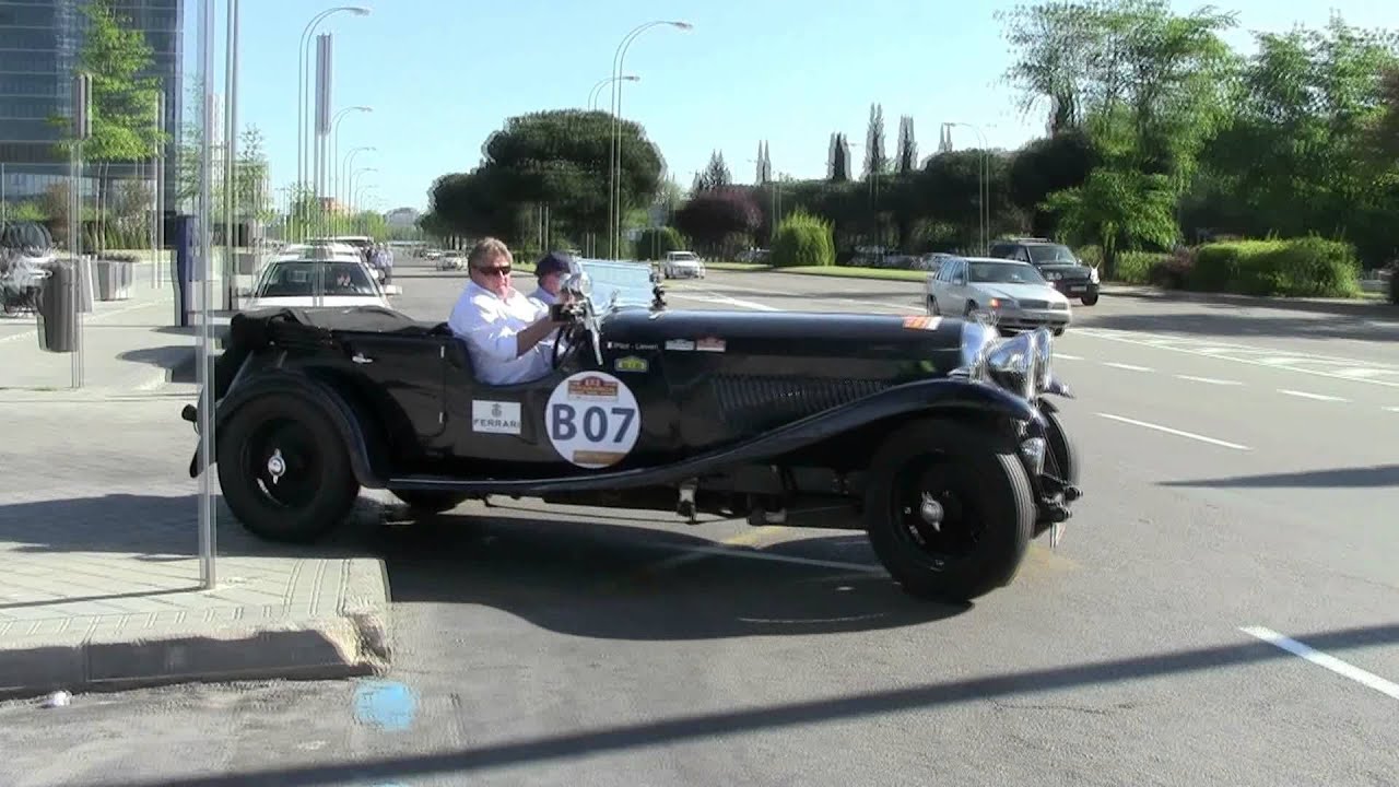 Classic cars accelerating in Madrid. Brutal sounds! YouTube