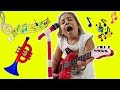 Maria Clara finge brincar com instrumentos musicais e acorda o papai - MC Divertida