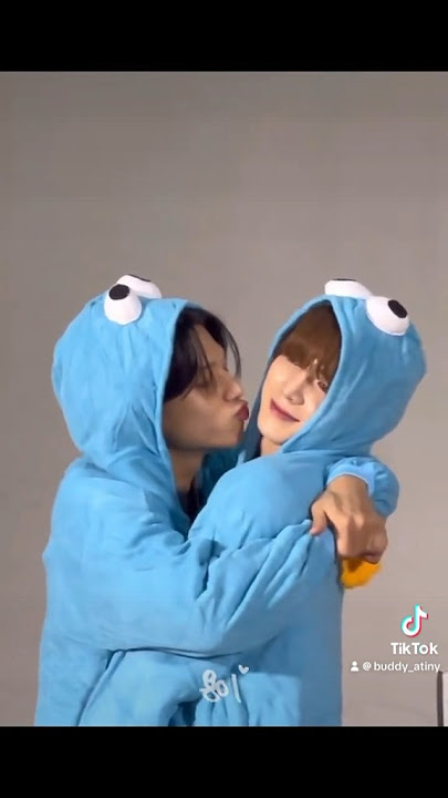 Wooyoung giving birthday kisses to Yeosang💝🎉