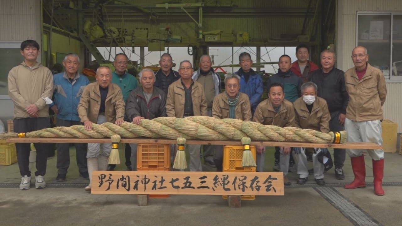 Making a large shimenawa to decorate Noma Shrine for the New Year