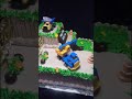 Kue tart dengan mainan bego dan truk