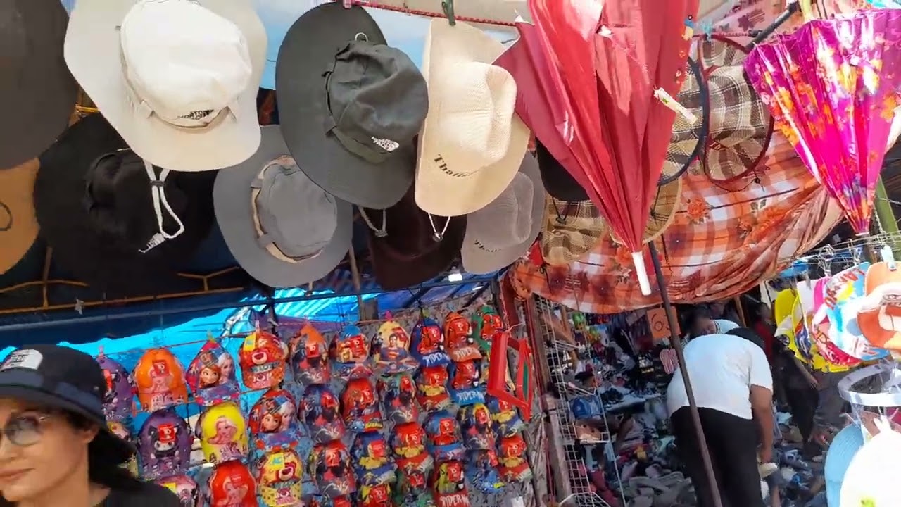 เดินซื้อของพระธาตุนาดูน