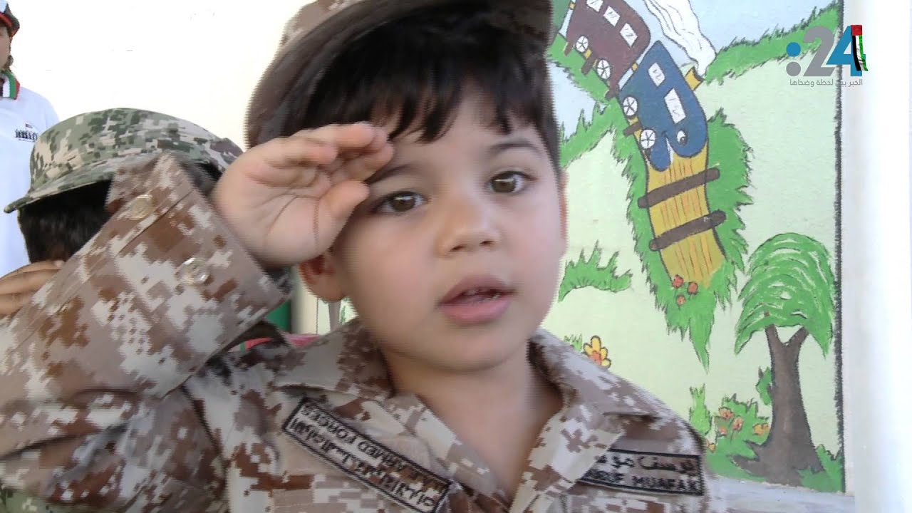 تحية أطفال إماراتيين في عيد العلم