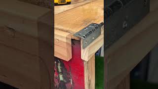 Marceneiro Usa Dobradiça Para A Execução Perfeita Deste Serviço