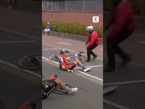 🤕 Encore une grosse chute sur le Renewi Tour à l'approche du Mur de Grammont #cycling #crash