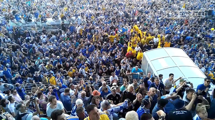 Tausende Fans des FC Carl Zeiss Jena nach Aufstieg im Freudentaumel