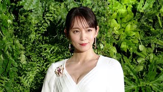 吉岡里帆、胸元ざっくり大胆ドレスで色気全開！？純白ドレスで魅了　ティファニー『2022 ブルーブック「ボタニカ」ハイジュエリーイベント ガラ』