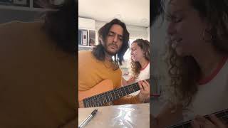 Ensayando Fixing a Hole (The Beatles) en la cocina / Elis Garcia &amp; Andres Rot