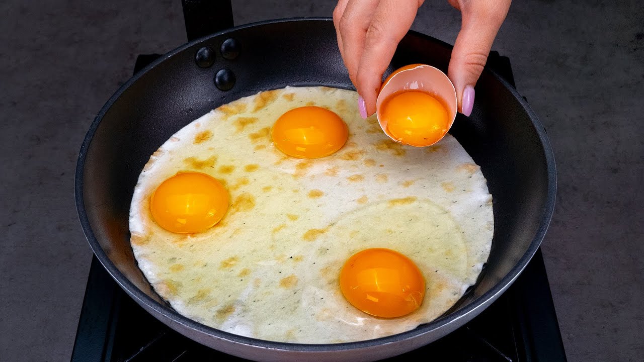 Sa technique ultra ludique pour préparer des œufs à la poêle va vous  séduire. Sa recette