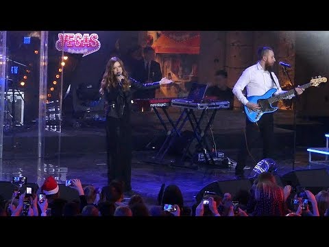 Юля Савичева - Малыш - Live - Партийная Зона 24 12 2017 Муз Тв Трк Вегас