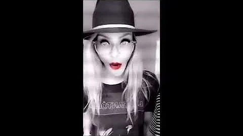 Arielle Vandenberg Interviews Lauren German on Sna...