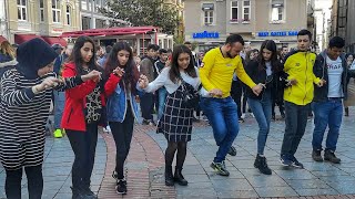 Gençlerin Etkili Halayı İstanbulu Çoşturdu. Kardeşlik Halayı. Hozad Vedat Sunumuyla .Galata Kulesi