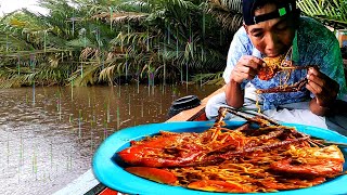 Fishing and cooking in the heavy rain.. masak indomie goreng udang sambal pedas saat hujan deras