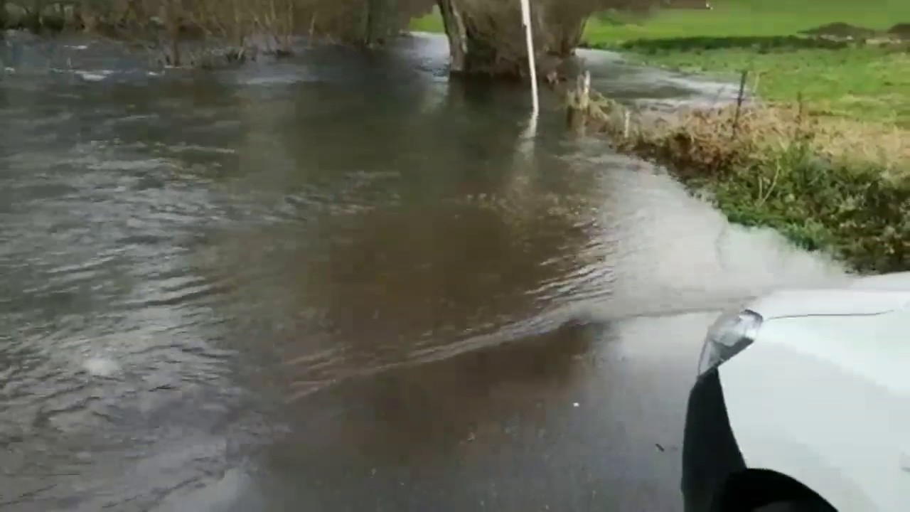 La playa fluvial de Vilatuxe aparece completamente inundada