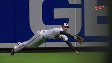 Markakis robs Aybar with great diving catch