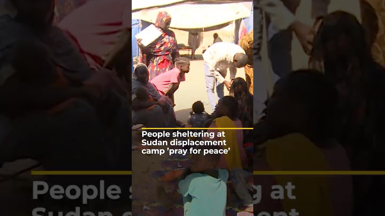 يقول النازحون في مخيم للنازحين في السودان إنهم "يصلّون من أجل السلام" | AJ #shorts