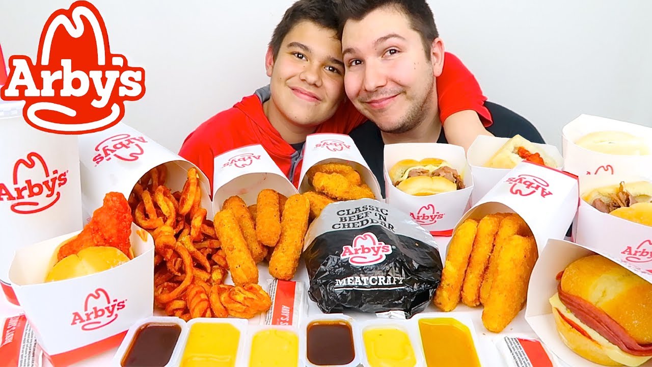 Мой младший брат впервые пробует Arby's • MUKBANG