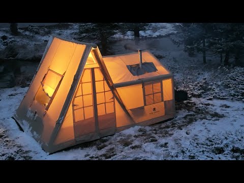 CAMP DE TENTE CHAUDE AVEC POÊLE PENDANT UNE TEMPÊTE DE NEIGE