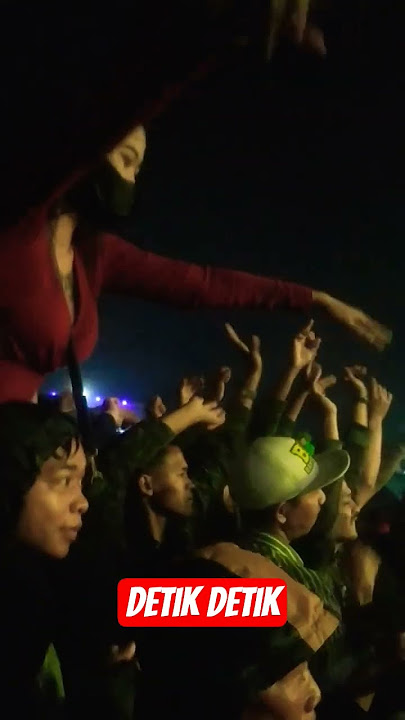 WHEN ARTIST ADELLA MAKES THE AUDIENCE EXCITED.