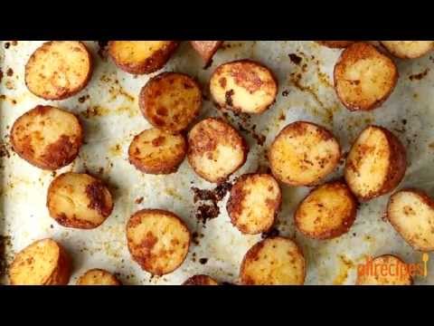 Video: How To Bake Parmesan Potatoes In The Oven