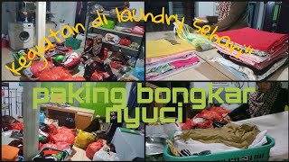 Kegiatan Irt Dengan Usaha Laundry Bongkar Baju Yang Akan Di Setrika